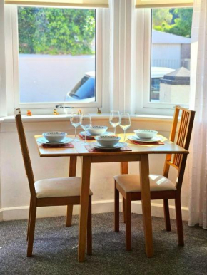Parkside 2 bedrooms appartment with encolsed garden